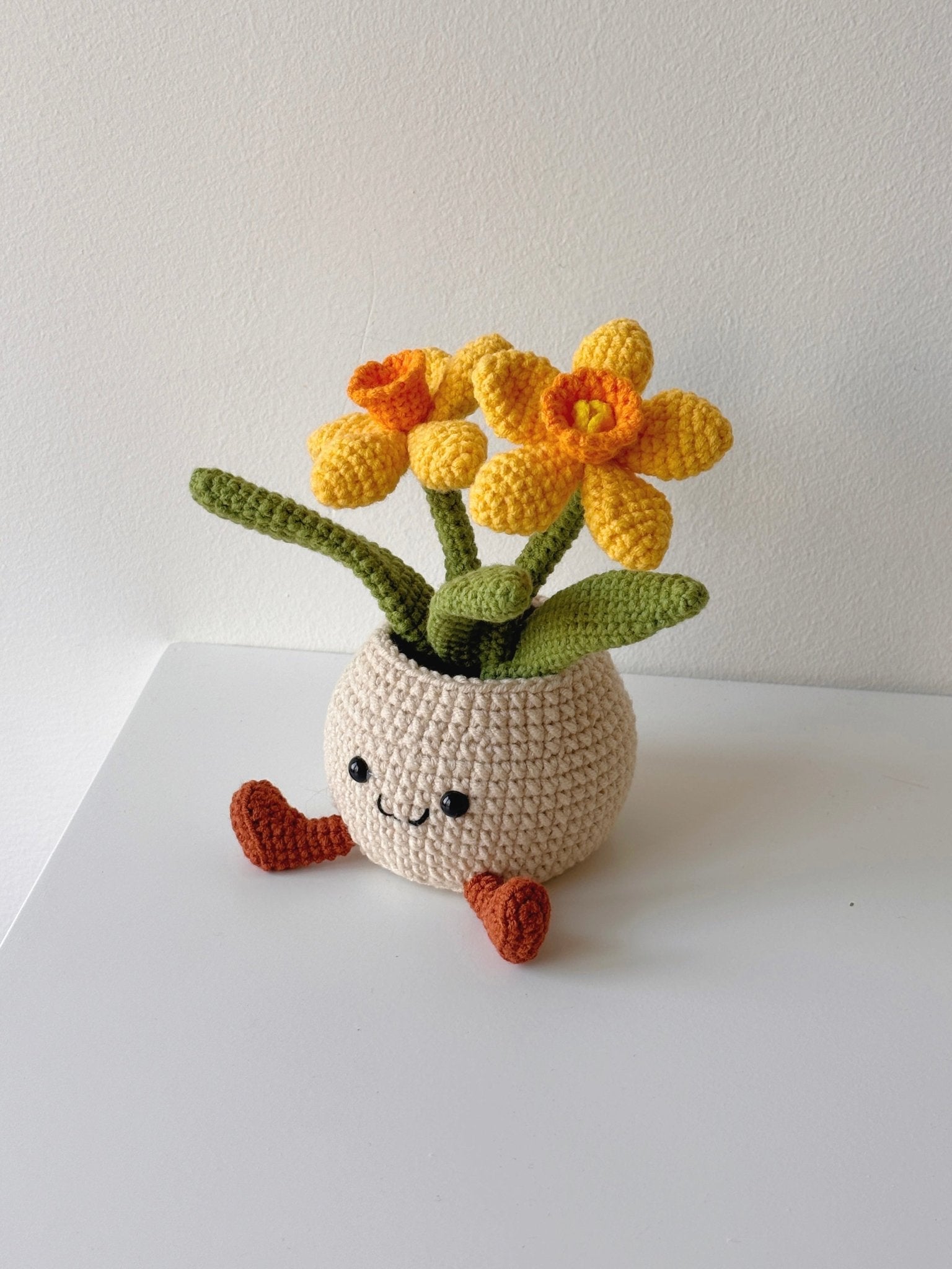 Crochet Daffodil Smiley Pot - Crochera
