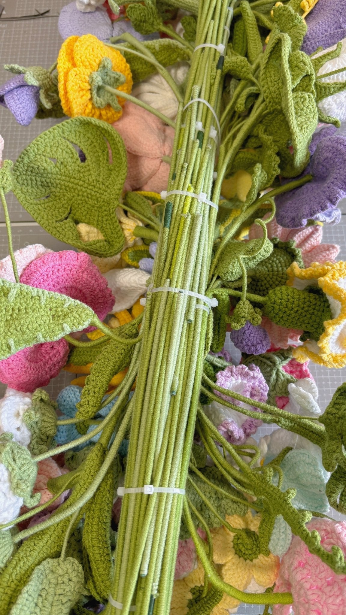 Pastel Garden Cascade - Crochera